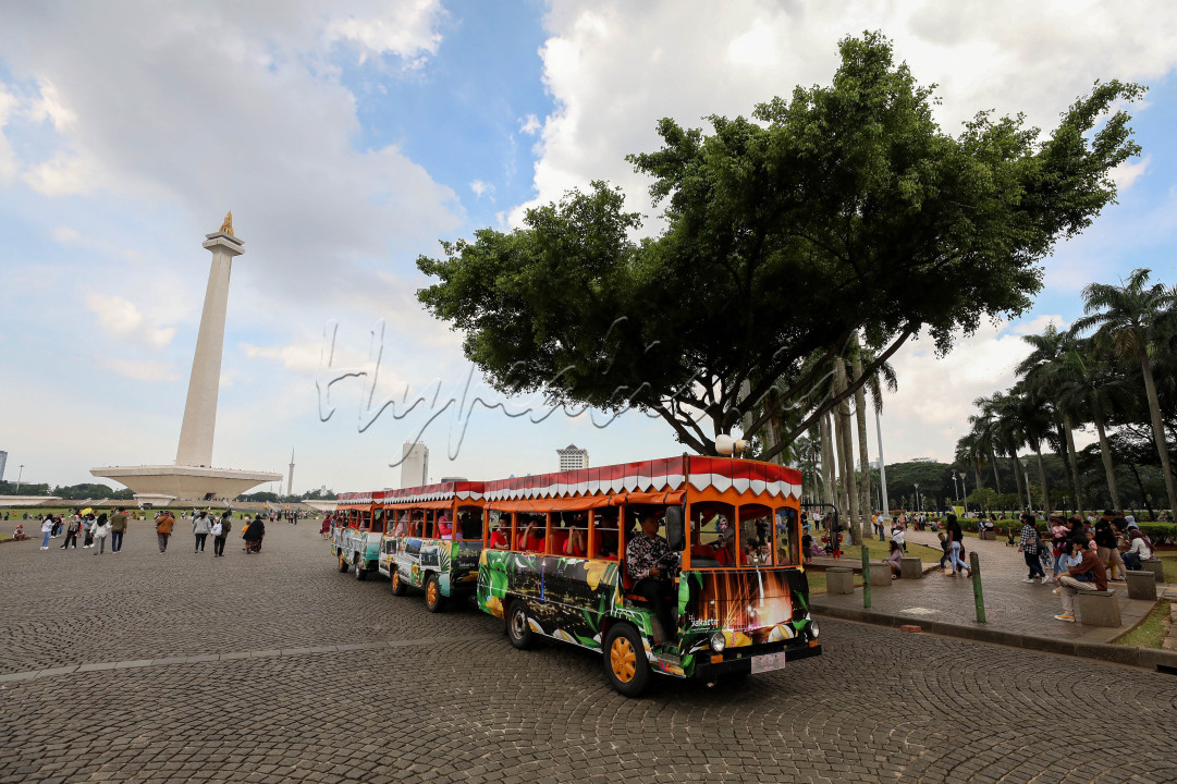 Pengunjung memadati kawasan wisata Monumen Nasional (Monas) di Jakarta.<br />
