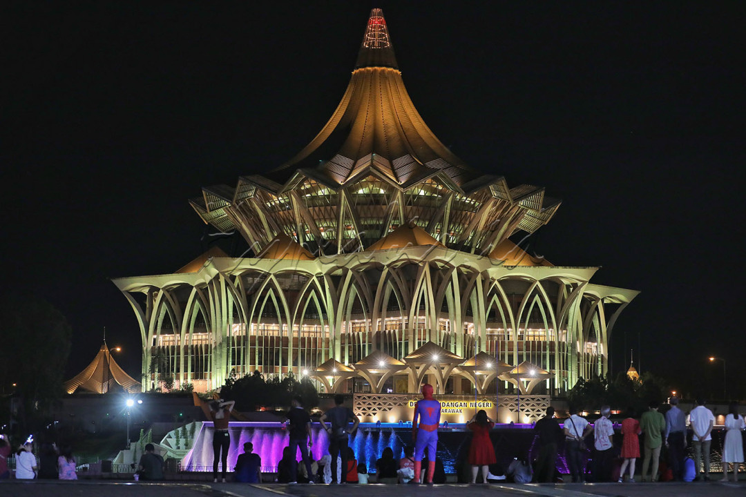 Kuching Waterfront yang terletak di tepi selatan sungai Sarawak menjadi salah satu objek wisata yang berada di pusat Kota Kuching dengan menawarkan pemandangan kerlap-kerlip lampu kota dari tempat itu.