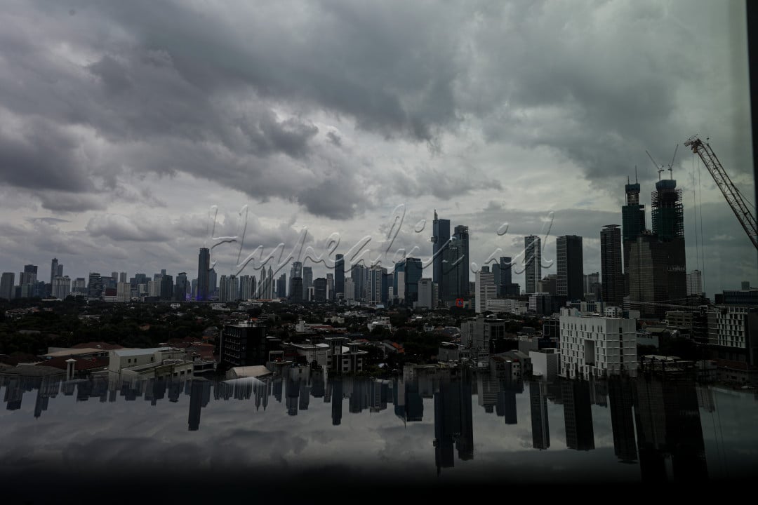 Sejak pagi Jakarta sudah muram. Awan mendung menggelayut dilangit. Beberapa hari ini memang cuaca sedang tidak bersahabat.<br />
<br />
