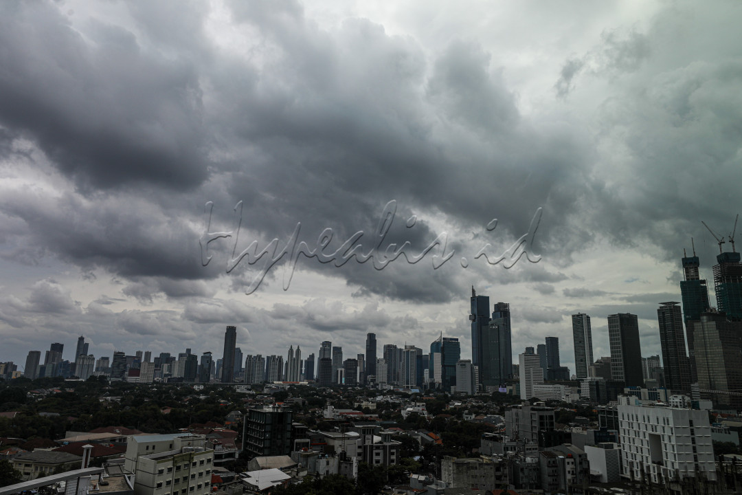 Pemandangan awan tebal di langit Jakarta justru menciptakan suasan sendu dan nyaman. Tidak lagi terlibat kota yang panas dengan sengatan terik matahari.