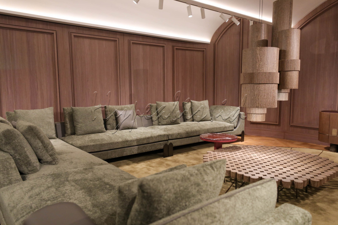 Koleksi terbaru tersebut merupakan hasil kolaborasi dengan desainer furnitur asal Italia, yakni Sebastiano Zilio. 