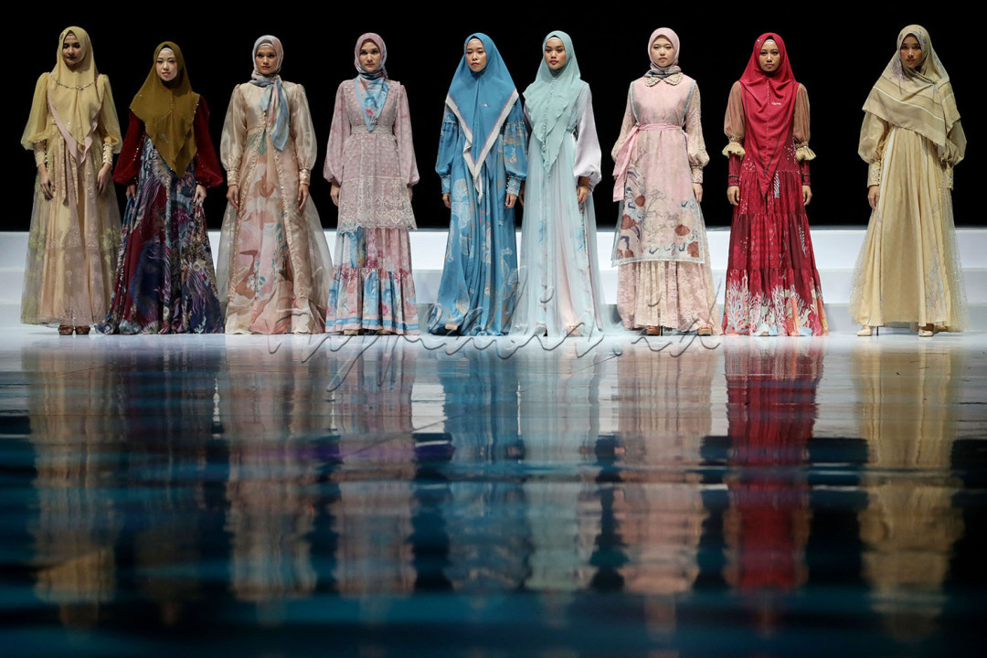 Model memperagakan busana dalam show Modesty In Diversity saat berlangsungnya Indonesia Fashion Week (IFW) 2023 di Jakarta Convention Center, Jakarta. 