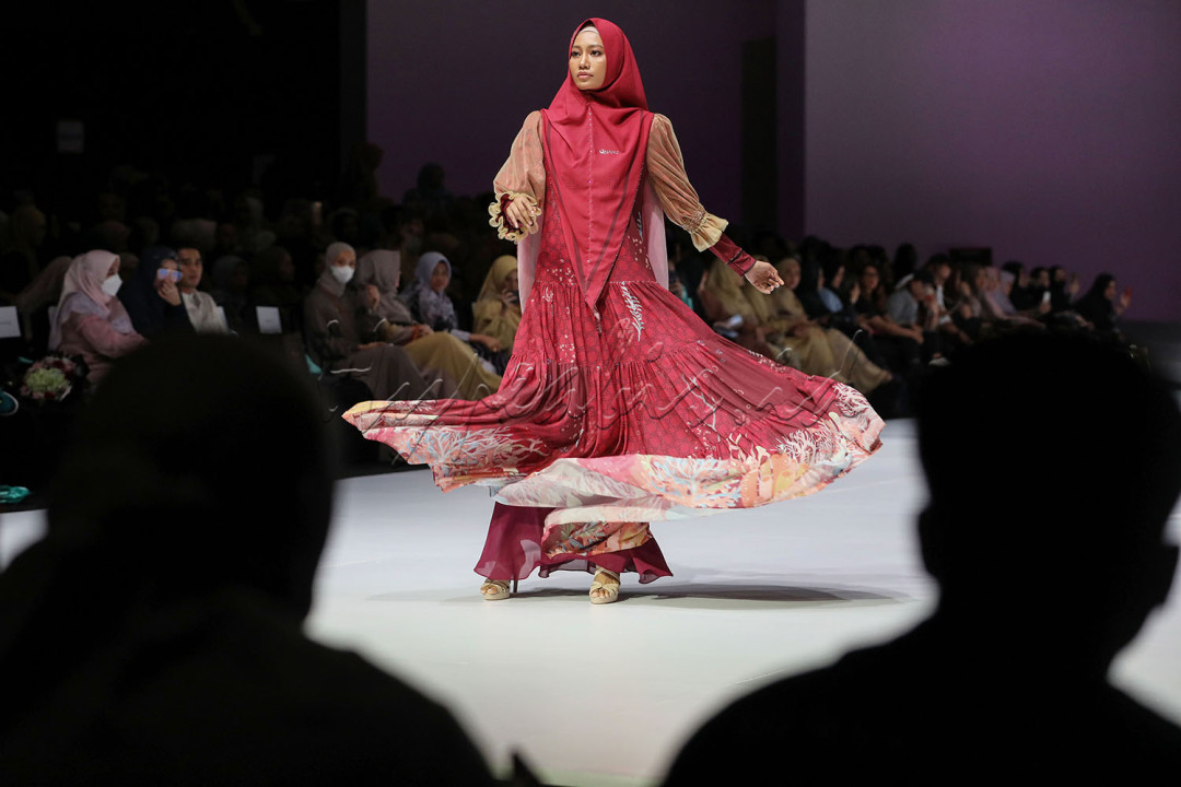 Indonesia Fashion Week (IFW) 2023 hadir kembali dengan membawakan tema Sagara dari Timur. Setelah vakum dua tahun akibat pandemi, ajang mode terbesar se-Indonesia ini akan digelar mulai 22 sampai 26 Februari di Jakarta Convention Center (JCC), Jakarta Pusat. 