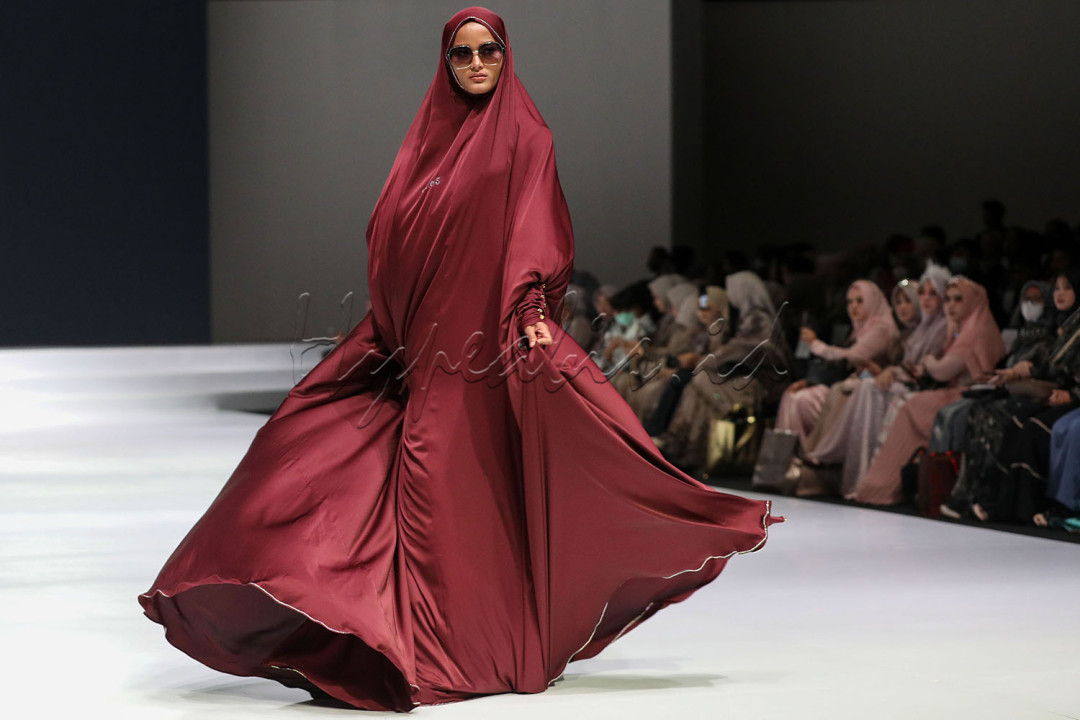 Model memperagakan busana dalam show Serene Modesty saat berlangsungnya Indonesia Fashion Week (IFW) 2023 di Jakarta Convention Center, Jakarta. <br />
