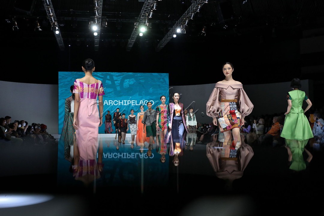 Model memperagakan busana dalam show Age of Archipelago saat berlangsungnya Indonesia Fashion Week (IFW) 2023 di Jakarta Convention Center, Jakarta, Jumat (24/2/2023).