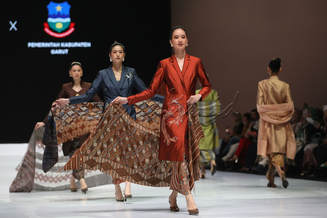 Indonesia Fashion Week (IFW) 2023 sudah memasuki hari ke-3. Setelah menampilkan ratusan karya dari desainer berbagai daerah, gelaran IFW 2023 memasuki sesi Age of Archipelago.