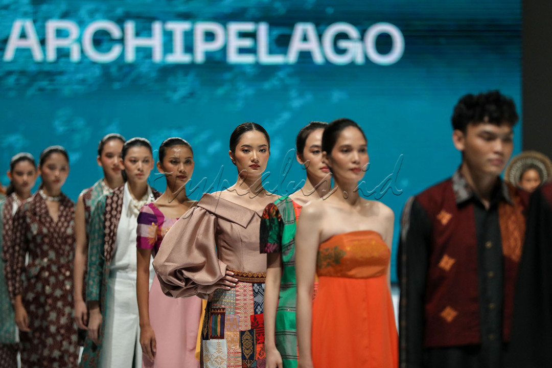 Panggung Age of Archipelago dapat menjadi momen penting bagi setiap desainernya dalam memperkenalkan motif tradisional. Pasalnya, terdapat beberapa perwakilan Kedutaan Besar yang hadir, antara lain Venezuela, Rusia, Estonia, Filipina, dan masih banyak lainnya.
