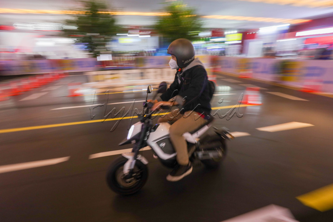Motor listrik saat ini sedang digandrungi oleh masyarakat Indonesia. Oleh karenanya, Indonesia International Motor Show (IIMS) 2023 turut memamerkan sejumlah merek sepeda motor listrik. 