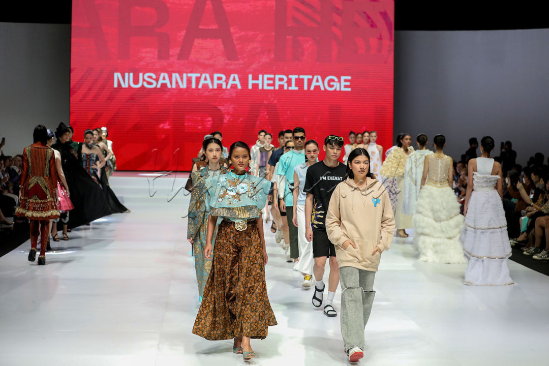 <br />
Model memperagakan busana dalam pertunjukan bertema Nusantara Heritage saat berlangsungnya Indonesia Fashion Week (IFW) 2023 di Jakarta Convention Center, Jakarta, Sabtu (25/2/2023). <br />
