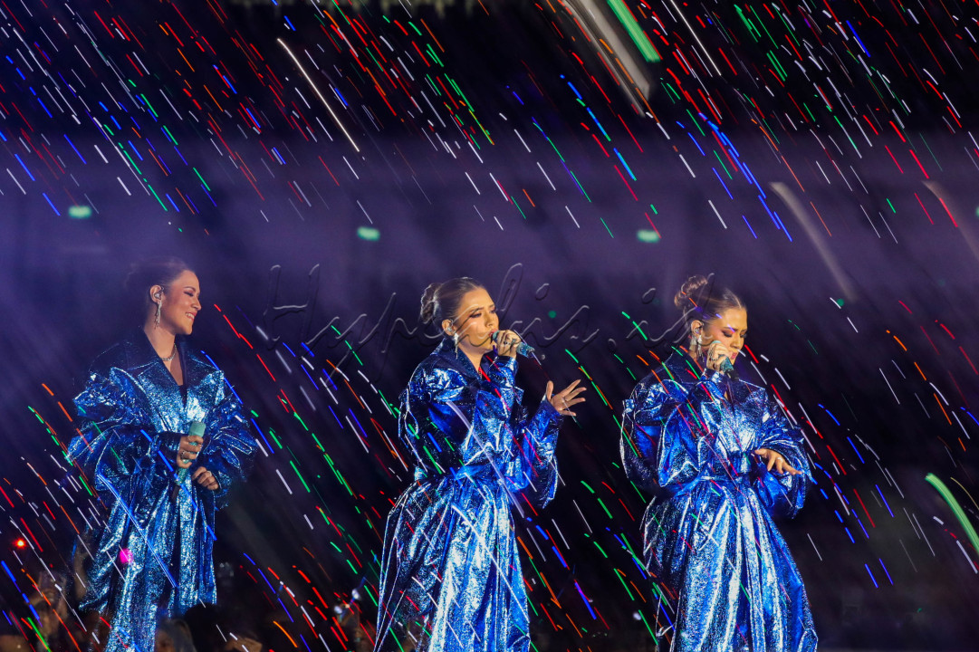 Raisa memulai konsernya ketika naik ke atas panggung dengan panjang sekitar 60 meter pada pukul 19.47 WIB.