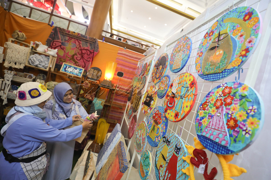 Dari total 1.118 Usaha Kecil dan Menengah (UKM), mereka mengisi 1.200 stan yang terdiri dari 904 anggota ASEPHI, 214 non anggota, dan 61 peserta binaan Kementerian Perindustrian, Kementerian Perdagangan, Kementerian Pariwisata dan Ekonomi Kreatif, Kementerian BUMN, dan Kementerian Hukum dan HAM, 35 BUMN, 255 peserta binaan dinas atau dekranasda.
<div> </div>