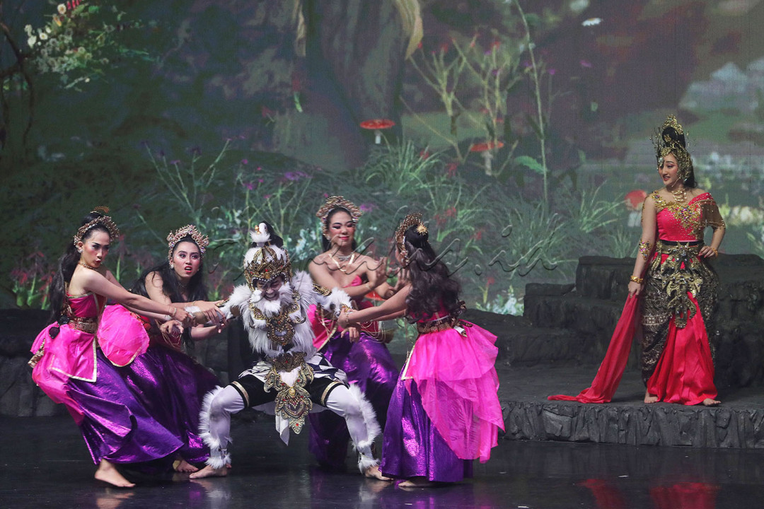 Penonton diajak mengikuti perjalanan Hanoman Sang Anjani Putra, kera sakti berbulu putih berkilau yang lahir dari rahim manusia yang penuh dengan ketidaksempurnaan dengan iringan musik gamelan yang mengalun indah.