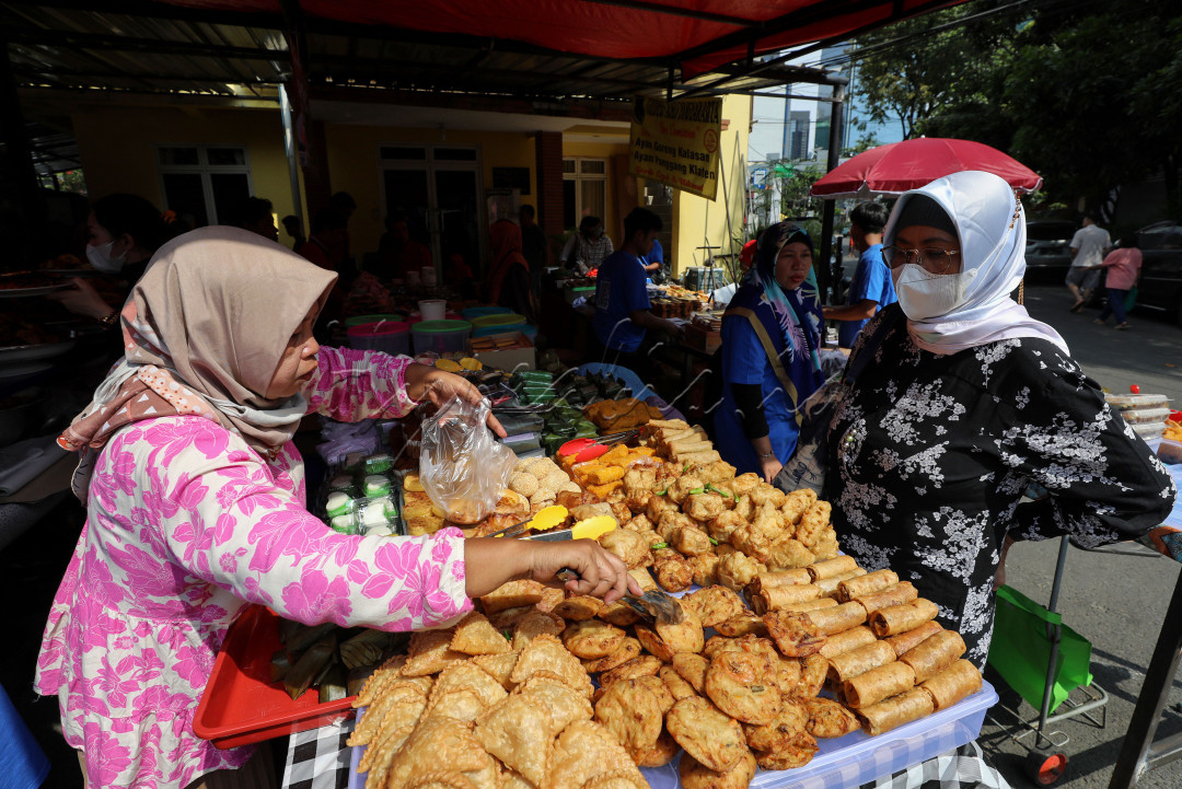 Warga memilih makanan untuk berbuka puasa di Pasar Takjil Bendungan Hilir (Benhil), Jakarta.