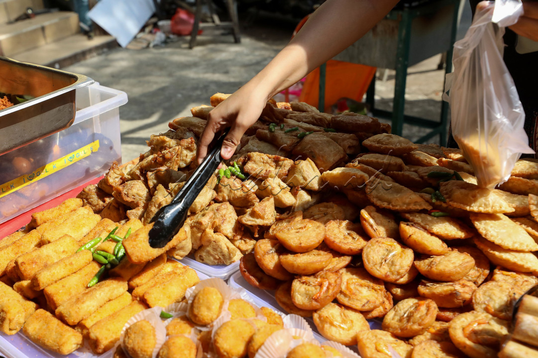 Pasar takjil yang digelar setiap bulan Ramadhan tersebut selalu dipadati warga untuk membeli aneka makanan berbuka puasa.