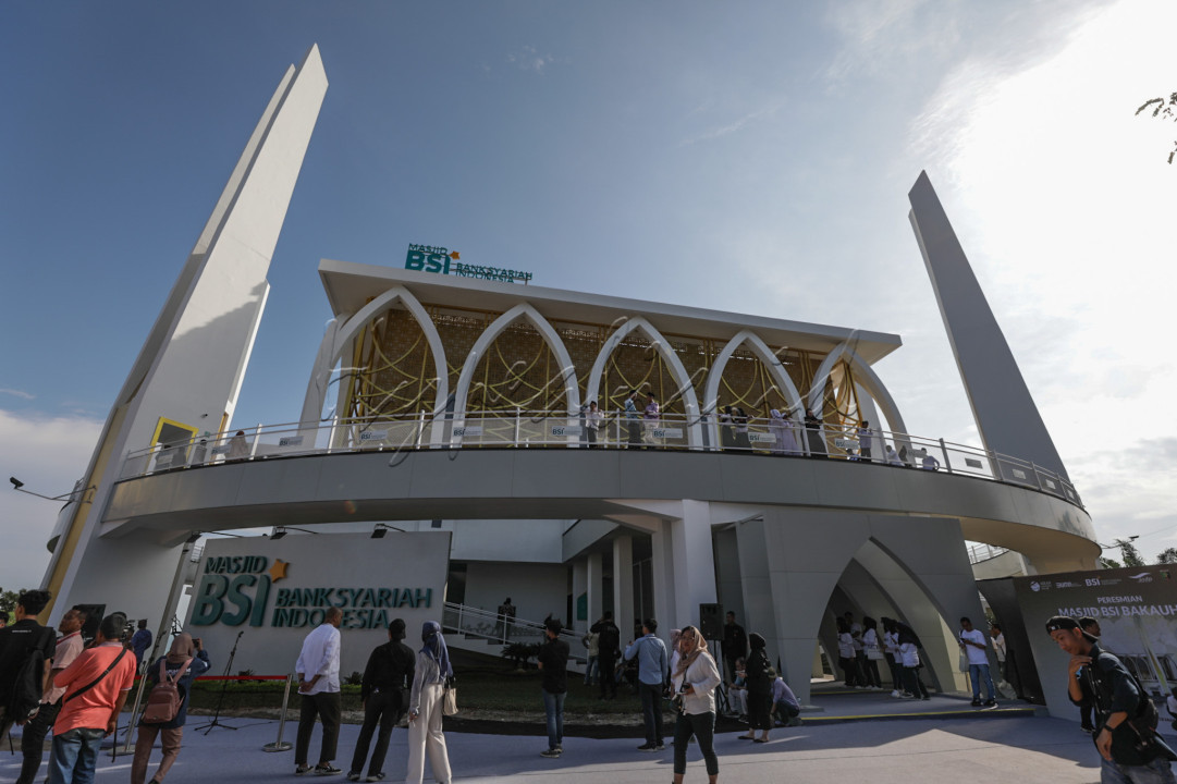 Suasana Masjid BSI Bakauheni di kawasan Bakauheni Harbour City, Lampung. Pemandangan laut dan pelabuhan yang dapat terlihat dari masjid semakin membuat para pengunjung tak sabar untuk berkunjung.