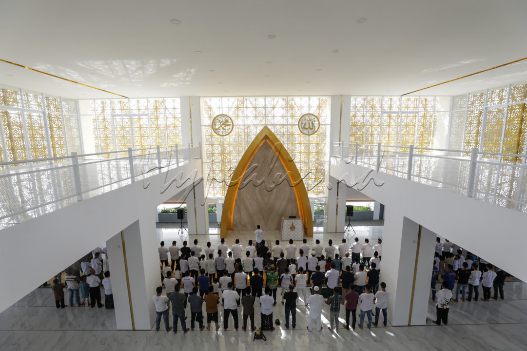 Terik matahari seakan tak menyurutkan niat para pengunjung untuk melakukan ibadah salat di masjid yang memiliki kapasitas hingga 2000 jemaah tersebut.