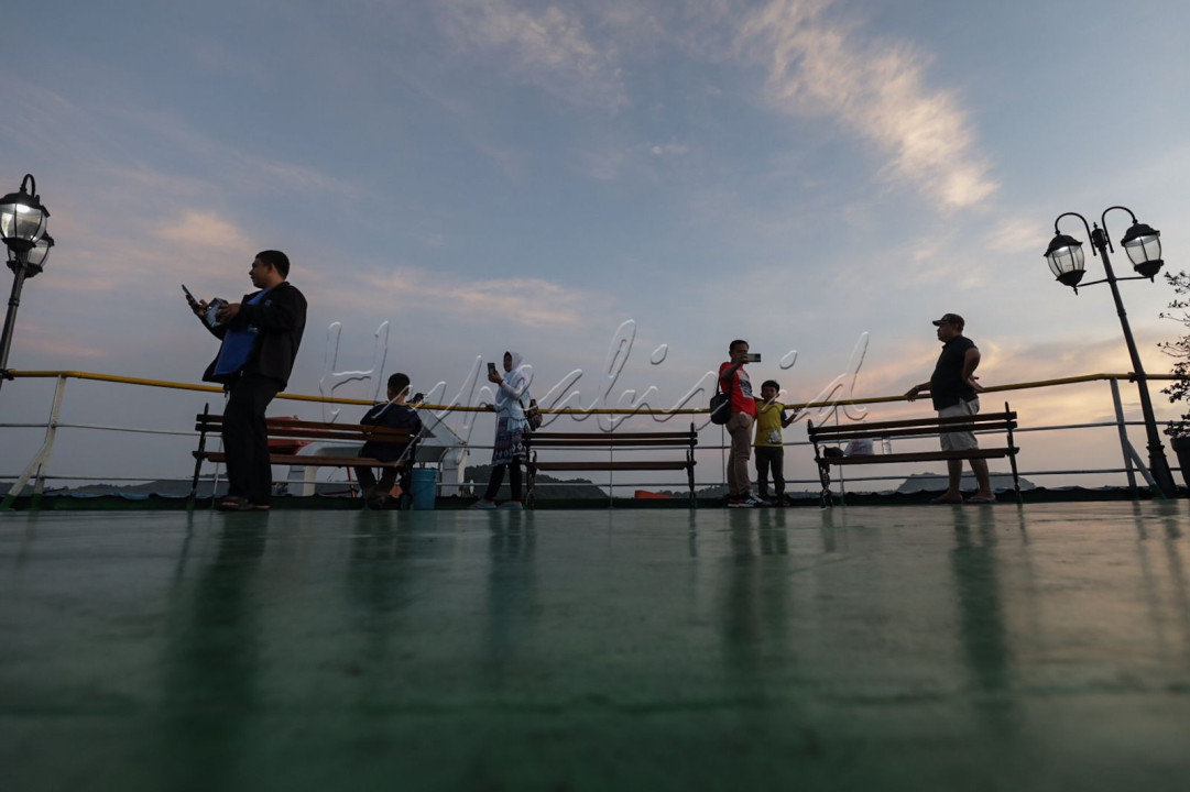 Cuaca cerah dan pemandangan yang indah seakan membuat senja semakin terlihat indah sembari menanti kedatangan kapal di Pelabuhan Bakauheni.