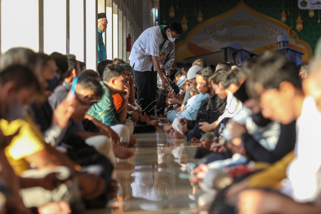 Bulan Ramadan merupakan bulan yang suci bagi umat Islam. Salah satu kebiasaan yang sering dilakukan selama bulan Ramadan yakni buka puasa bersama atau biasa masyarakat Indonesia menyebutnya dengan istilah bukber. 