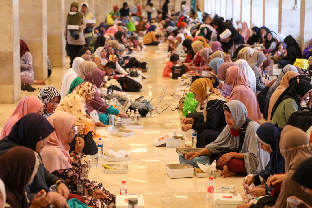 Bukber juga dapat memberikan sejumlah manfaat bagi umat muslim yang menjalaninya di bulan suci Ramadan. Salah satunya manfaatnya, dapat mempererat tali silaturahmi. Dengan menyantap hidangan buka puasa bersama, maka jalinan tali silaturahmi makin terikat erat.