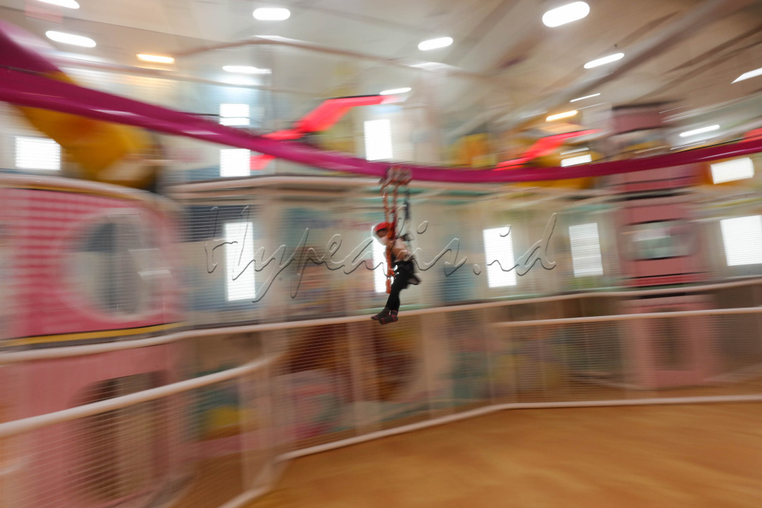 Wahana Playtopia ini menjadi yang terlengkap dengan aktivitas permainan mulai dari berbagai jenis perosotan, kolam bola dan kolam pasrir yang lebih luas, area gymnastics, permainan interaktif, trampoline, wall climbing, dan lainnya. 