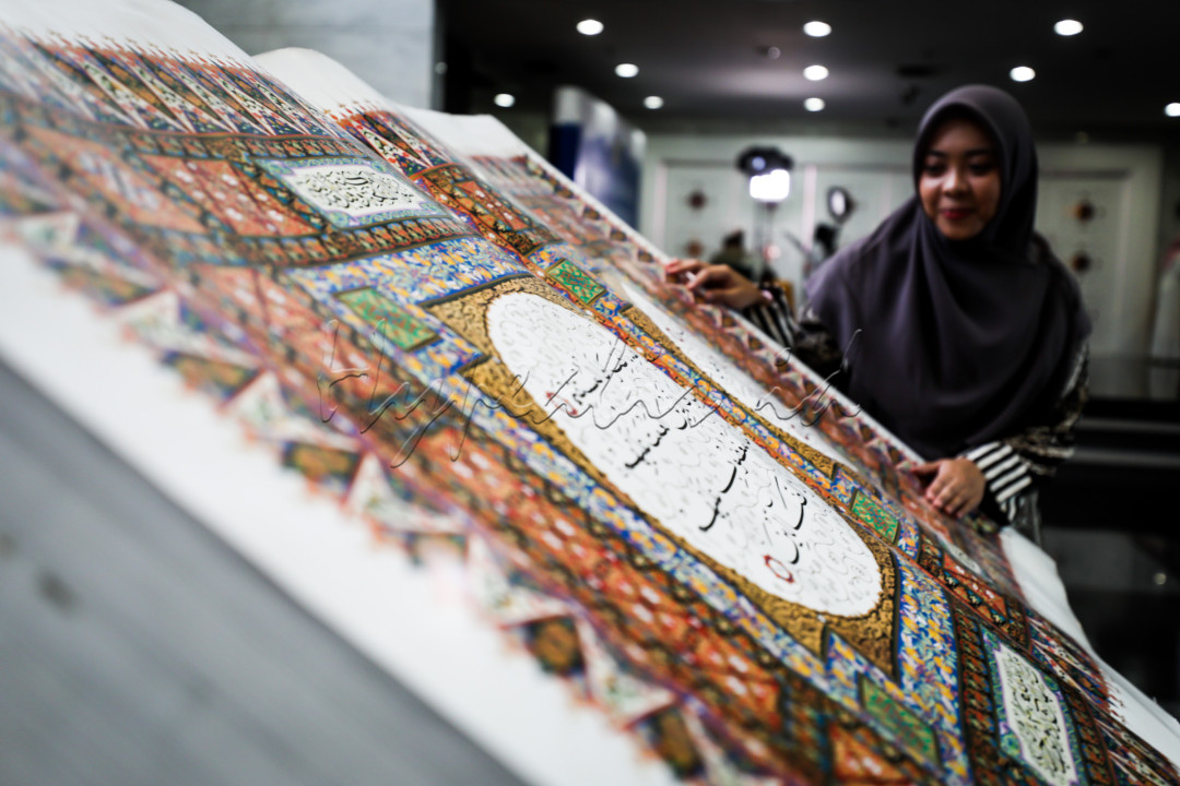 Lalu ada mushaf yang dinobatkan sebagai salah satu mushaf terbesar di Indonesia, mushaf ini berukuran halaman 150 x 200 cm, dengan berat 300 kg. Menurut keterangan dari panitia pameran, mushaf ditulis oleh dua orang santri dari Pondok Pesantren Al-Asy'ariyah Wonosobo selama kurang lebih 1 tahun, sehingga mushaf ini disebut pula dengan Mushaf Wonosobo. 