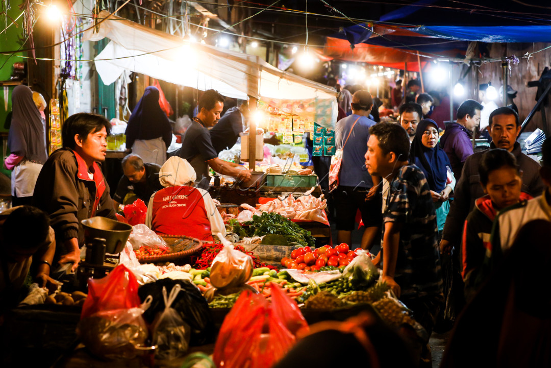 Merekalah para pedagang dan pembeli yang melakukan aktivitas jual beli di Pasar Cibinong. Dinginnya pagi itu tak mereka hiraukan dimana mayoritas pedagang sudah menggelar lapak sejak pukul 04.00 WIB di susul para pembeli yang memilih berbelanja di pagi hari.