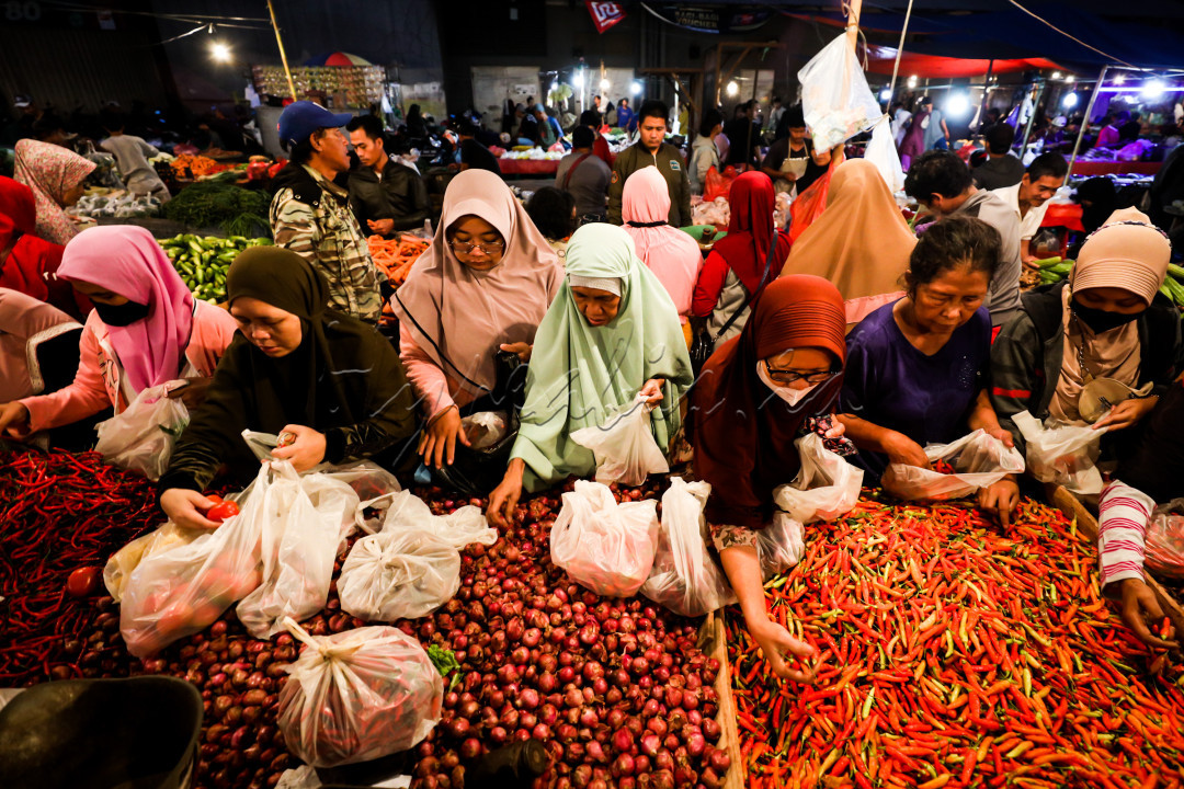 Uniknya meski berjualan saat subuh, rupanya pembeli di pasar tersebut sangat ramai. Mulai dari ibu rumah tangga, penjual sayur keliling, hingga pembeli yang mengaku adalah pemilik warung makan, yang sengaja memilih pagi hari untuk membeli bahan-bahan pokok di sana.