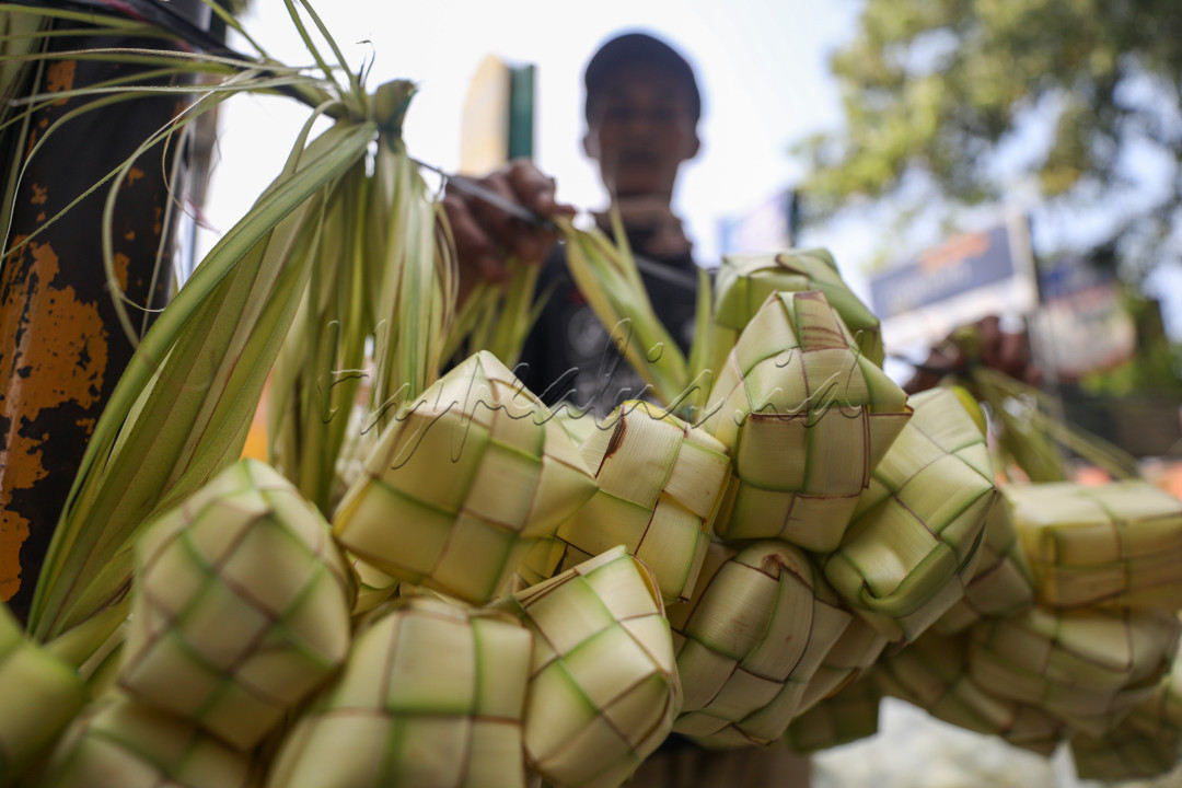 Ketupat menjadi sajian yang identik saat Lebaran di Indonesia. Sepekan menjelang Lebaran anyaman ketupat mulai banyak dijajakan di pasar maupun di pinggir jalan.