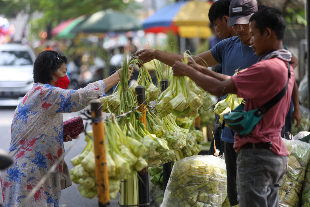 Seperti warga di kawasan Pondok Labu, Jakarta. Setiap tahunnya mereka memproduksi kurang lebih 1.000 anyaman ketupat yang dijual dengan harga Rp10.000 per ikat. Selain diperjual belikan, masyarakat juga dapat merangkai sendiri anyaman ketupat.