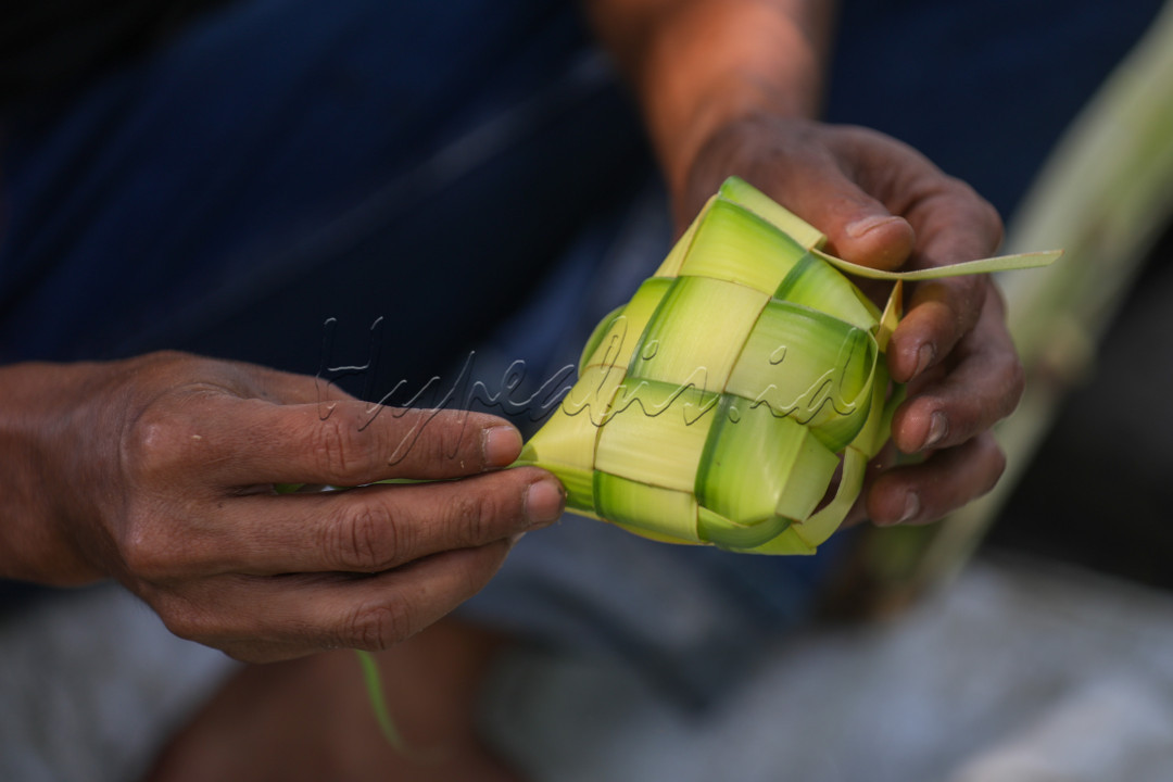 Dalam tradisi Jawa ketupat dapat dimaknai sebagai ngaku lepat, yakni mengaku salah. Sesuai dengan momentum Lebaran yang menjadi saat -saat yang tepat dan indah untuk saling memaafkan serta mengakui kesalahan dengan tulus.