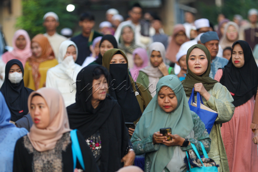 Pasca pemerintah mencabut kebijakan Pemberlakuan Pembatasan Kegiatan Masyarakat (PPKM), warga kembali berbondong-bondong memadati kawasan matraman untuk melaksanakan Salat Idul Fitri 1444 H.