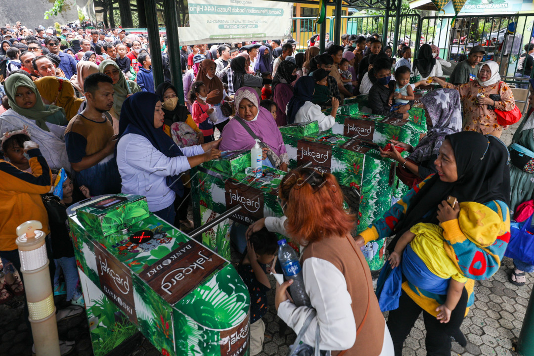 Saat libur panjang seperti libur Lebaran dan Tahun Baru, pengunjung berbondong – bondong memasuki kawasan Ragunan untuk menikmati waktu libur bersama keluarga.