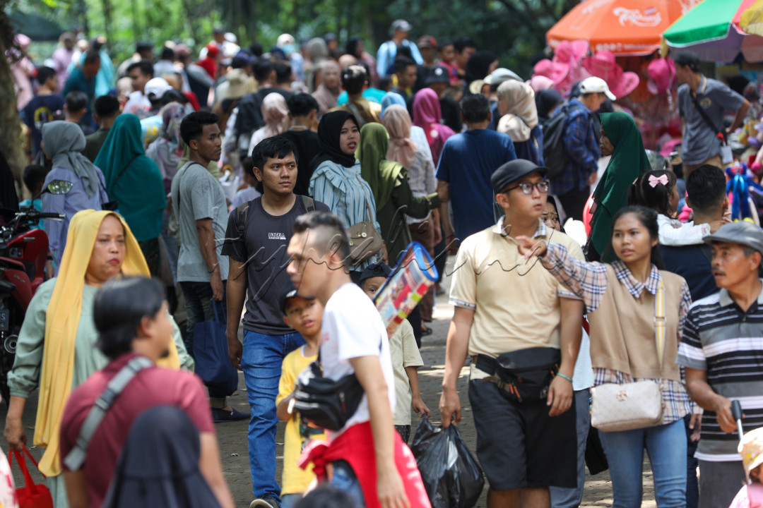 Banyak dari pengunjung menjadikan Taman Margasatwa Ragunan sembagai agenda rutin tahunan untuk berkumpul dan berjalan – jalan di tempat yang menyajikan flora dan fauna di area taman seluas 147 hektar ini.