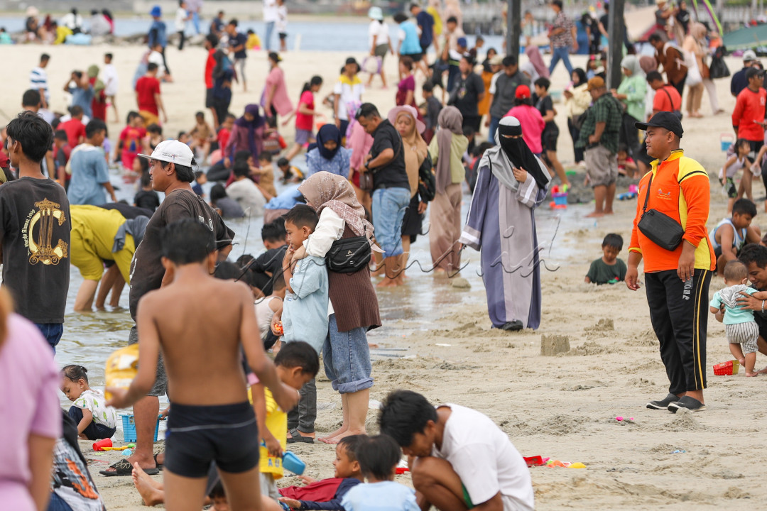 Wisata pantai di kawasan Taman Impian Jaya Ancol menghadirkan pesona yang tidak ada habisnya, kawasan pantai ini memiliki pemandangan yang menawan sehingga tidak heran jika tempat wisata ini terkenal sebagai ikon wisata di tengah kota yang ramai.<br />

