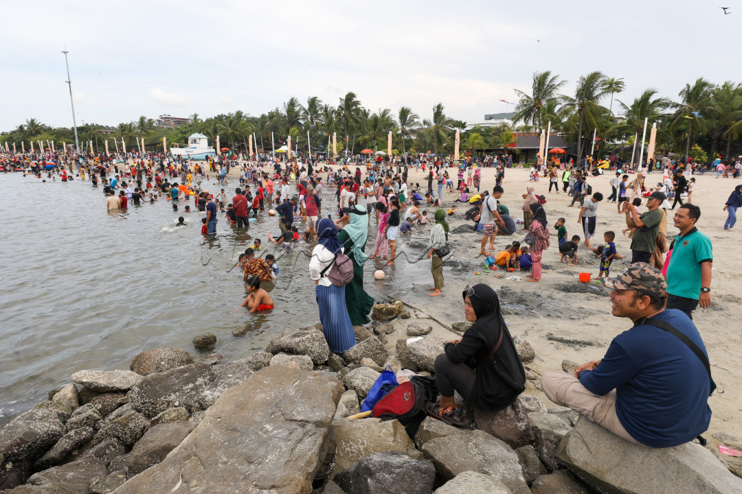 Sepanjang pantai, Beach Pool dan Pantai Karnaval merupakan salah satu pantai yang paling ramai dipadati wisatawan. Menariknya kawasan ini memiliki garis pantai yang pendek dan jauh dari laut lepas sehingga area ini aman untuk dikunjungi anak – anak hingga orang dewasa.<br />
