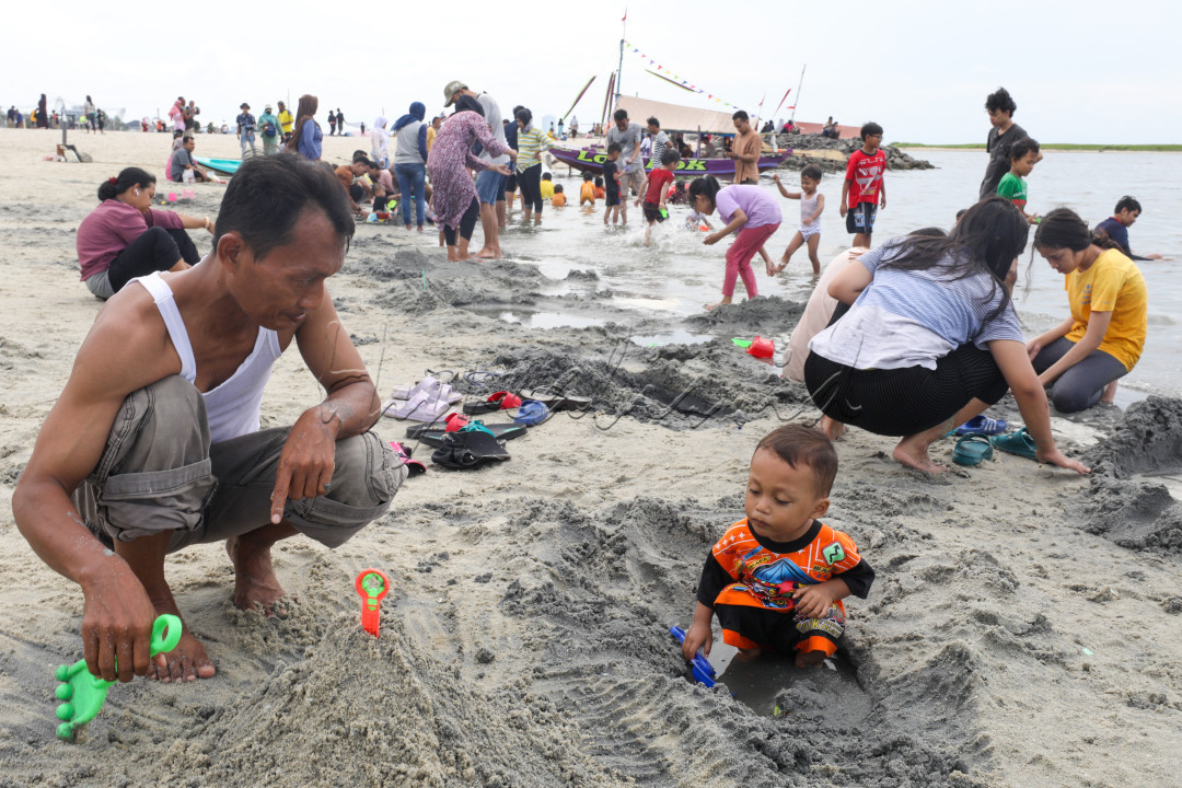 Dengan luas pantai seluas 6,5 kilometer, pengunjung bisa berjalan-jalan menyusuri pantai dan menikmati suasana yang menyejukkan. Memandang laut dan menghirup aroma pantai yang begitu khas rasanya sudah cukup untuk menetralisir kepenatan di dalam pikiran.<br />
