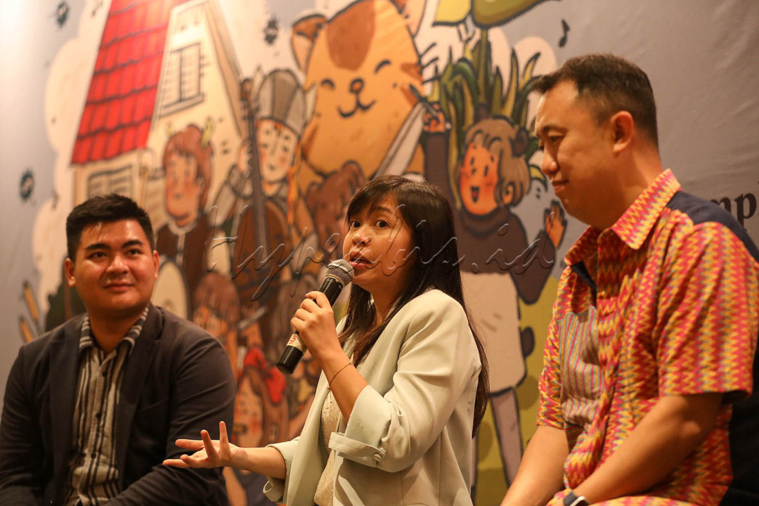 Music Director & Conductor Trust Nathania Karina (tengah) bersama dengan CEO Trinity Optima Production Yonathan Nugroho (kanan) dan Product Manager Ciputra Artpreneur Adi Wijananda saat acara Konferensi Pers Konser Musik bertajuk "The Legends 8: Symphonic Tales from Ghibli & DreamWorks" di Jakarta.<br />
