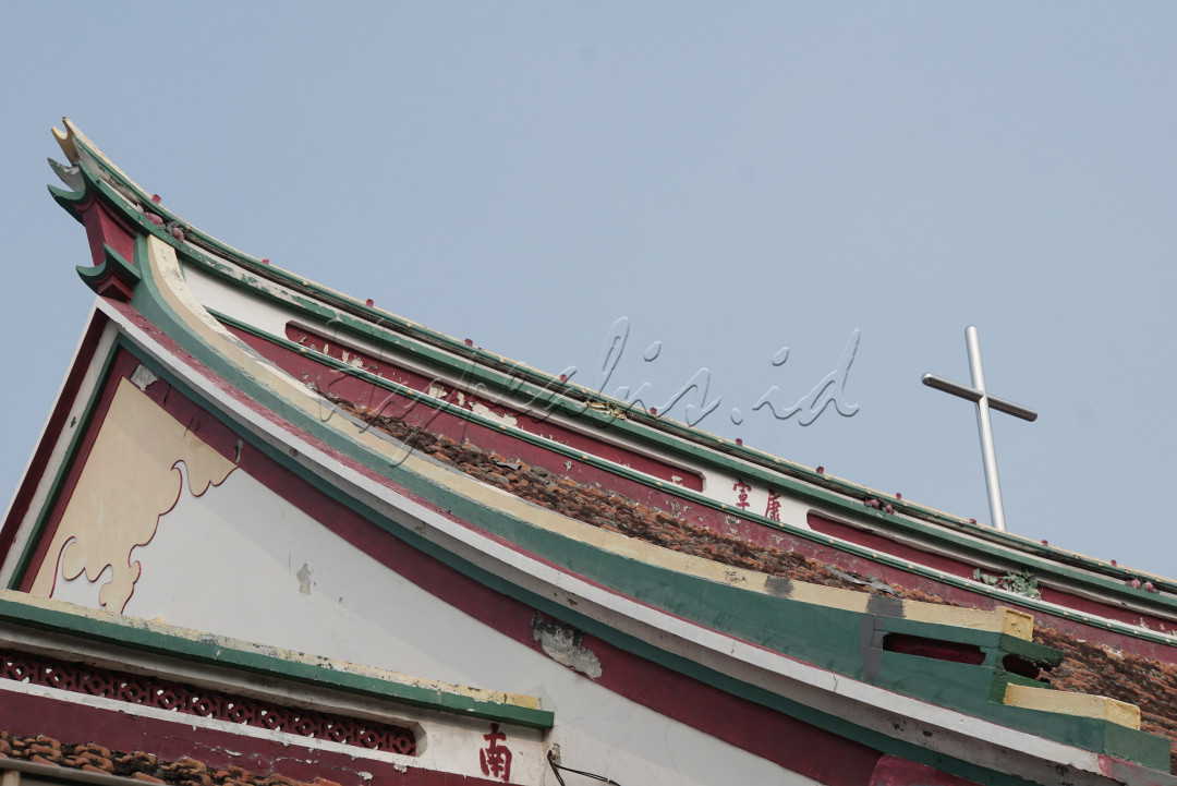 Jika kita berwisata sejarah di kawasan Petak Sembilan, Jakarta tidak akan ada habisnya. Salah satu yang wajib dikunjungi adalah Gereja Santa Maria de Fatima yang terletak tidak jauh dari Vihara Dharma Bhakti. Gereja tersebut cukup istimewa dan unik karena memiliki arsitektur khas China.