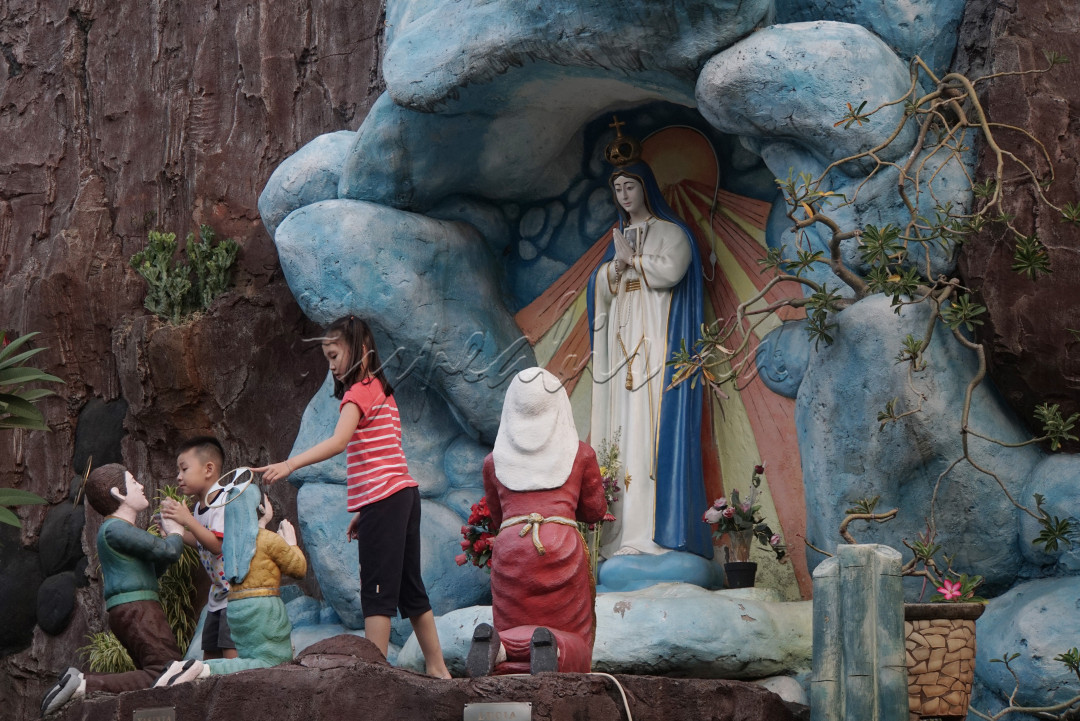 Nama Santa Maria de Fatima sendiri berasal dari cerita tentang tiga anak gembala yang melihat penampakan sosok Bunda Maria. Oleh karenanya, terdapat relief cerita tersebut di bukit Maria yang terdapat di depan gereja. Selain itu, terdapat pula patung Yesus di samping gereja.