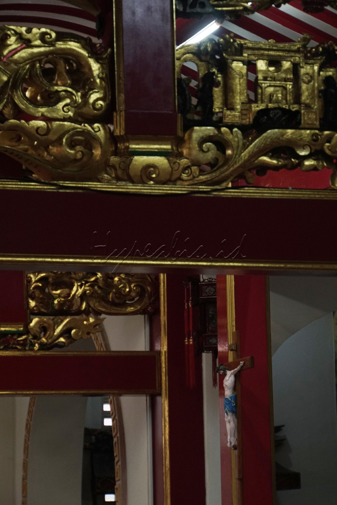 Jika masuk ke dalam, ukiran, ornamen hingga altar gereja didominasi warna merah dan oranye. Warna yang merupakan simbol khas Tionghoa. 