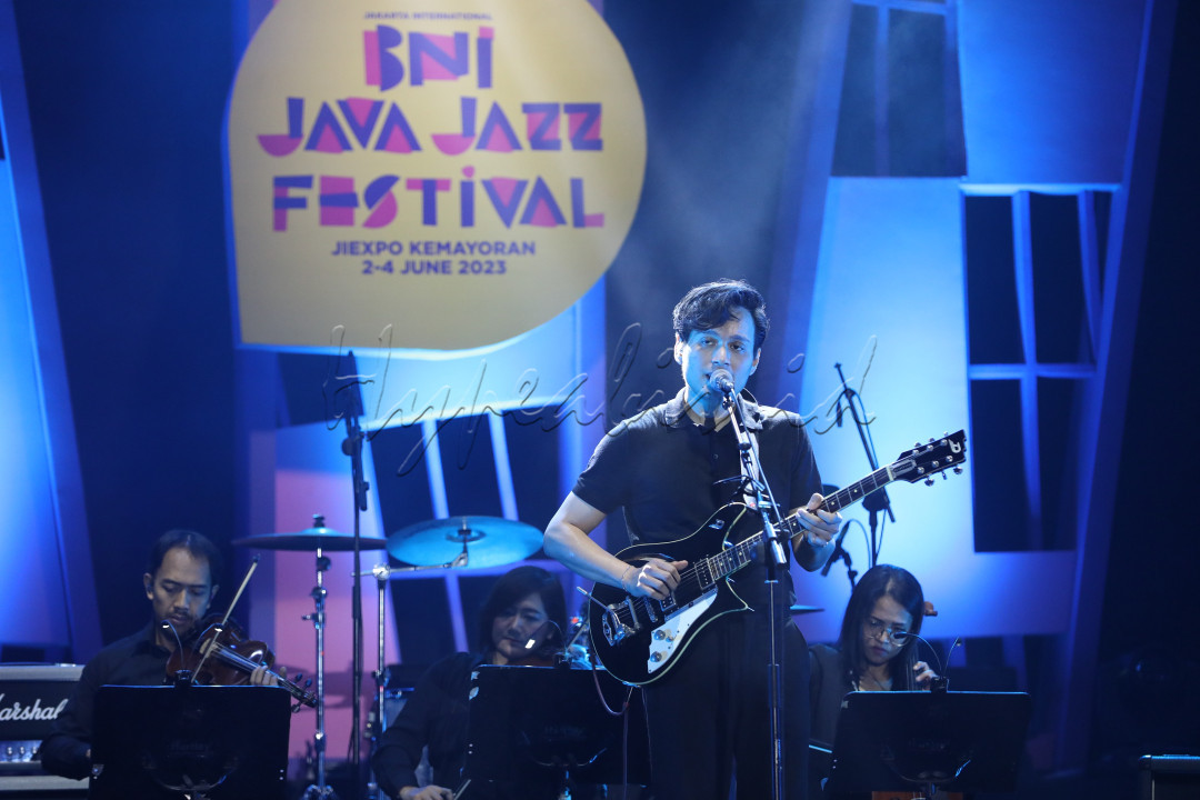 <br />
Penampilan Penyanyi Rendy Pandugo saat berlangsungnya BNI Java Jazz Festival 2023 di JIExpo Kemayoran, Jakarta, Jumat (2/6/2023).<br />
<!--/data/user/0/com.samsung.android.app.notes/files/clipdata/clipdata_bodytext_230603_025509_200.sdocx-->