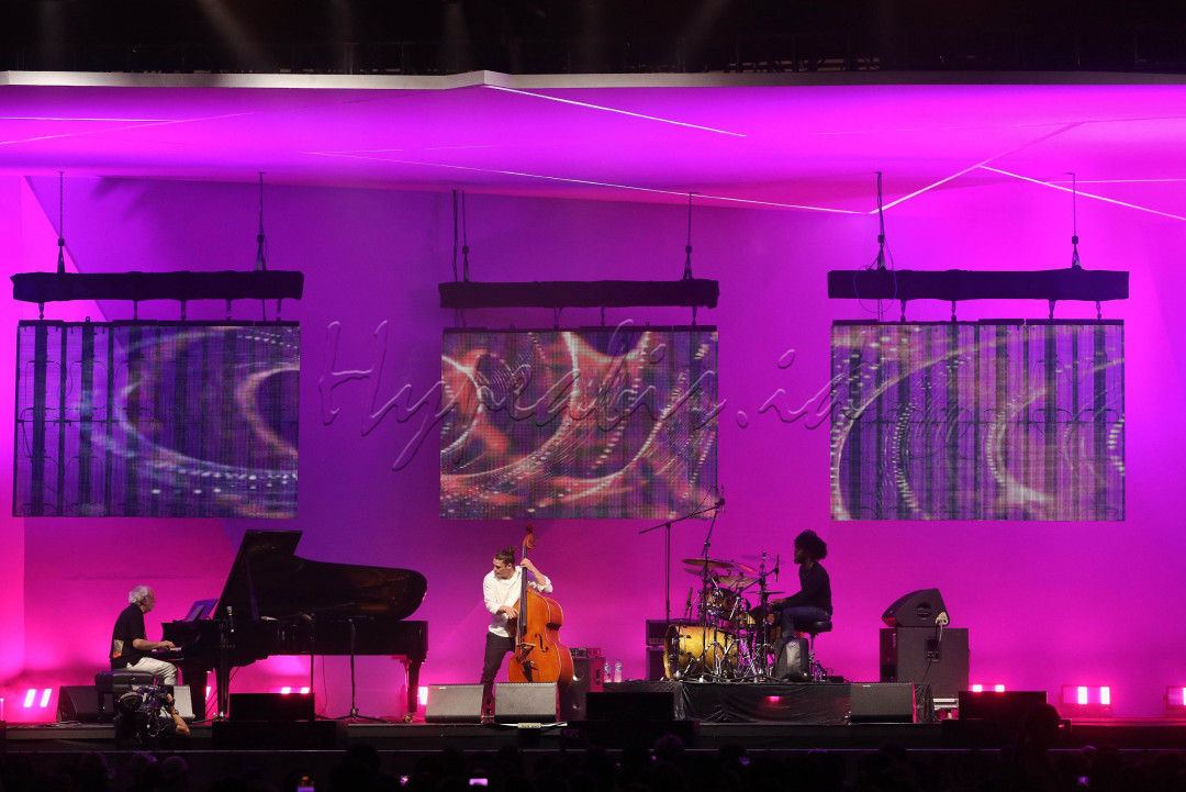 Pianis kenamaan peraih Grammy Awards, Robert McElhiney James alias Bob James tampil memukau pada hari pertama BNI Java Jazz Festival 2023. Musisi asal Amerika ini tampil bersama drummer James Adkins dan basis muda berbakat Michael Pallazolo di panggung indoor ajang festival jaz tersebut pada Jumat (2/6/2023).