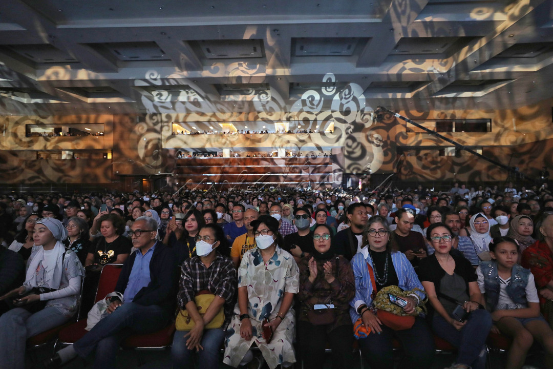 <br />
Sejumlah lagu seperti Call On Me, Beginnings, dan Saturday In The Park dibawakan mereka untuk menghibur penonton yang hadir pada malam itu.