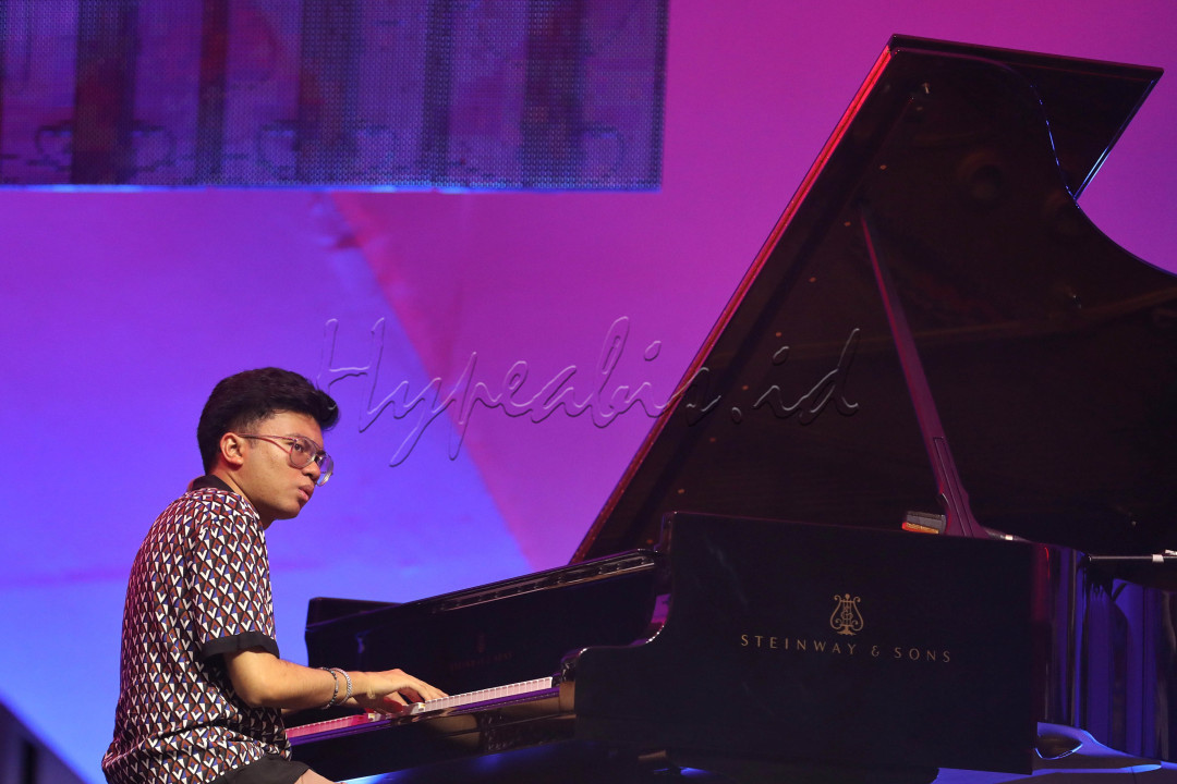  Dalam penampilannya Joey Alexander membawakan sejumlah lagu instrumentalnya seperti Warna dan Angel Eyes. <br />
