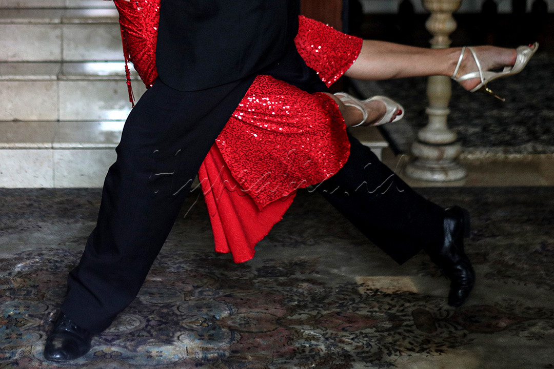 Mereka menari asik meresapi ketukan demi ketukan nada yang keluar dari pengeras suara di tiap-tiap sudut dinding ruangan. Gerak serasi bernuansa romantis itu dinamakan tari Tango.<br />
