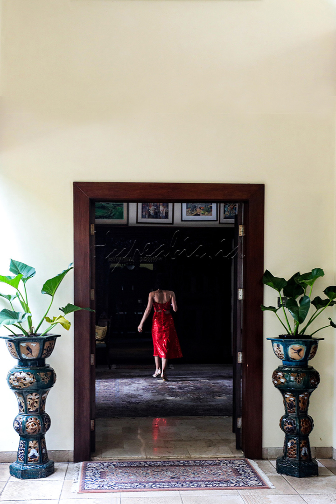 Tarian tango yang cantik sangat didukung oleh busana penari yang nyaman. Dengan busana tersebut, penari tango dapat bergerak bebas, nyaman dan tetap terlihat elegan.