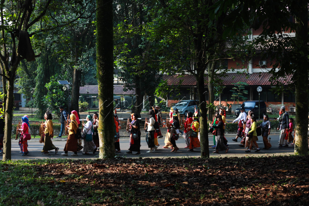 Komunitas Bakul Budaya FIB Universitas Indonesia (UI) dan Makara Art Center UI menggelar Sedekah Hutan Universitas Indonesia 2023 sekaligus memperingati Hari Lingkungan Hidup se-Dunia. 