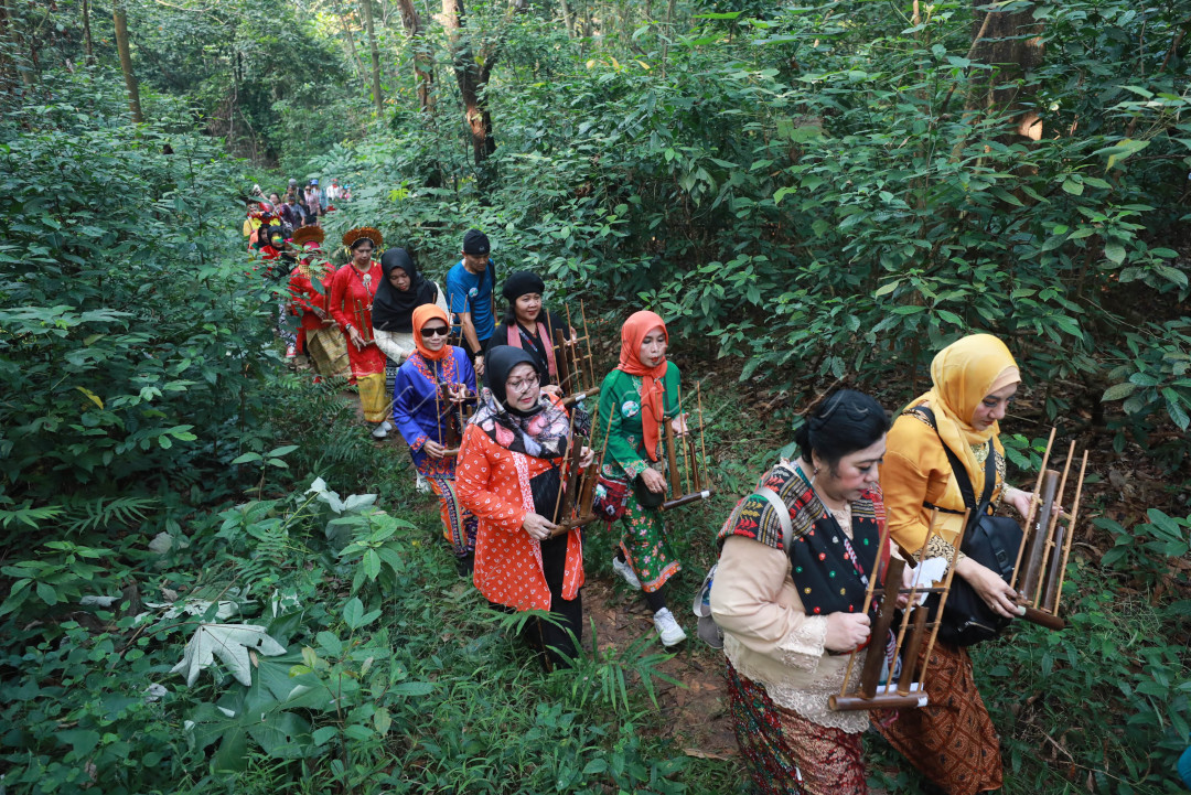Kegiatan dimulai dengan berjalan dari kampus FIB menuju kawasan Hutan UI dan diakhiri di Danau UI. 