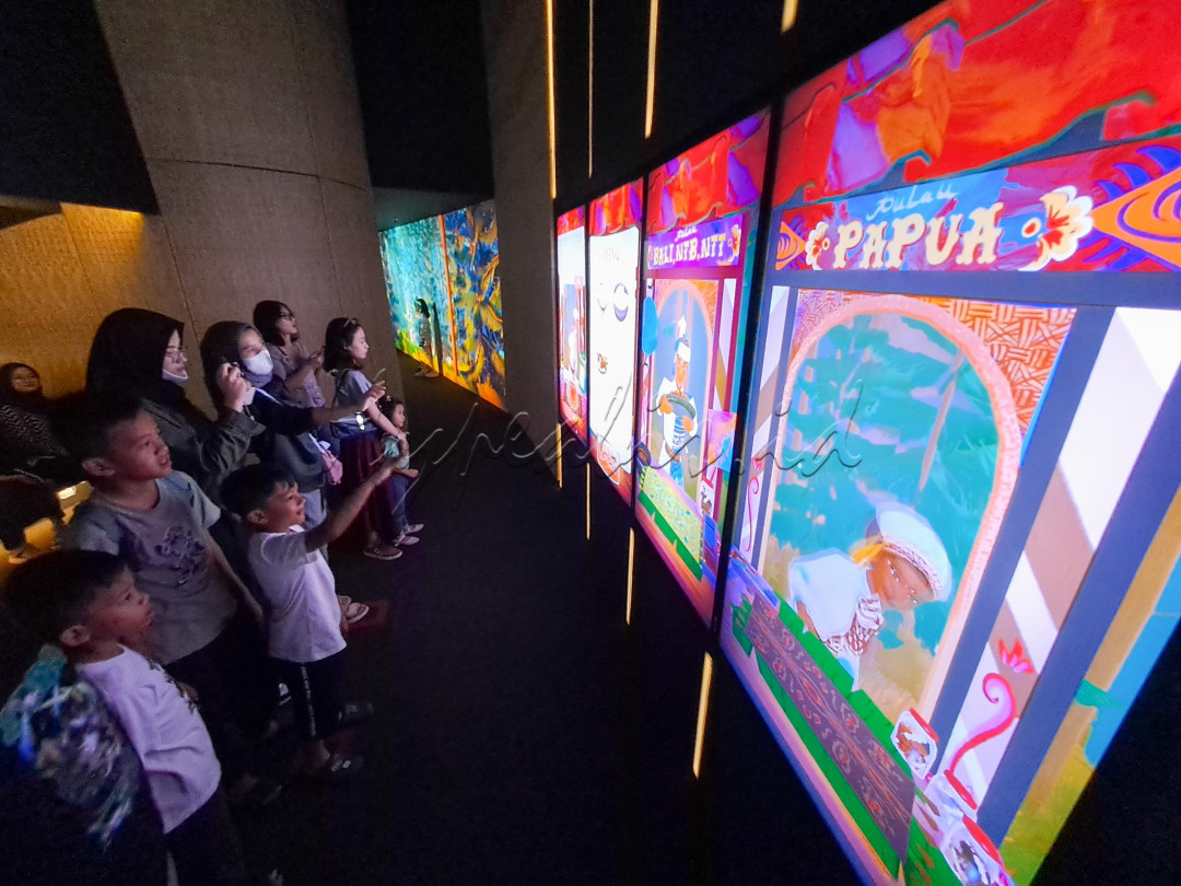 Menariknya, galeri ini mempresentasikan kekayaan tersebut dengan cara interaktif. Teknologi augmented reality (AR) membuat pengunjung dapat berinteraksi melalui sensor. Model permainannya pun beragam mulai dari masakan tradisional, tari-tarian, bermain pesawat terbang sambil menyusuri monumen-monumen di Indonesia, hingga berinteraksi dengan hewan khas Indonesia secara virtual.