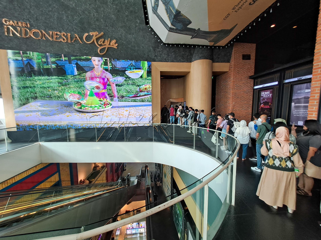 Bila berminat mengujungi, kita tinggal menuju ke mal Grand Indonesia, Jakarta dan GIK terletak di lantai 8. Untuk masuk tidak dikenakan biaya, namun akan diminta scan barcode berisi informasi galeri dan lainnya. GIK buka pada pukul 10.00-15.30 WIB setiap hari.
